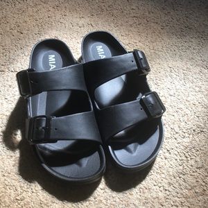 Mia sandals